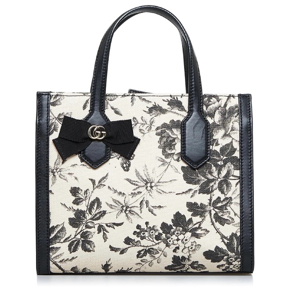 Gucci Brown Herbarium Satchel Black
Beige tote - Picture 1 of 8